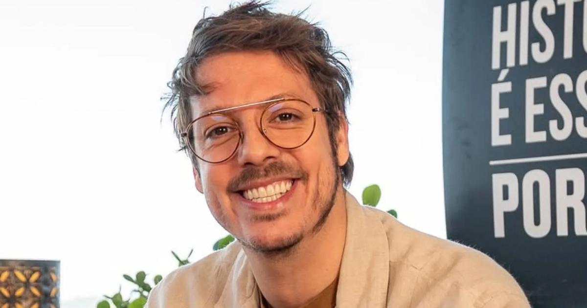 Imagem de Fábio Porchat; humorista aparece sorrindo em foto institucional