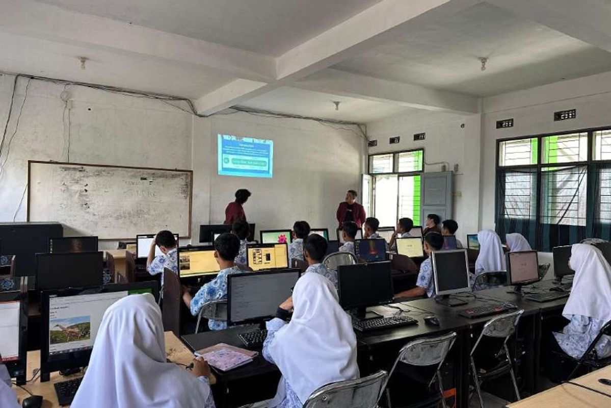 Extending Knowledge Beyond Campus: Telkom University’s Educational Outreach Initiatives