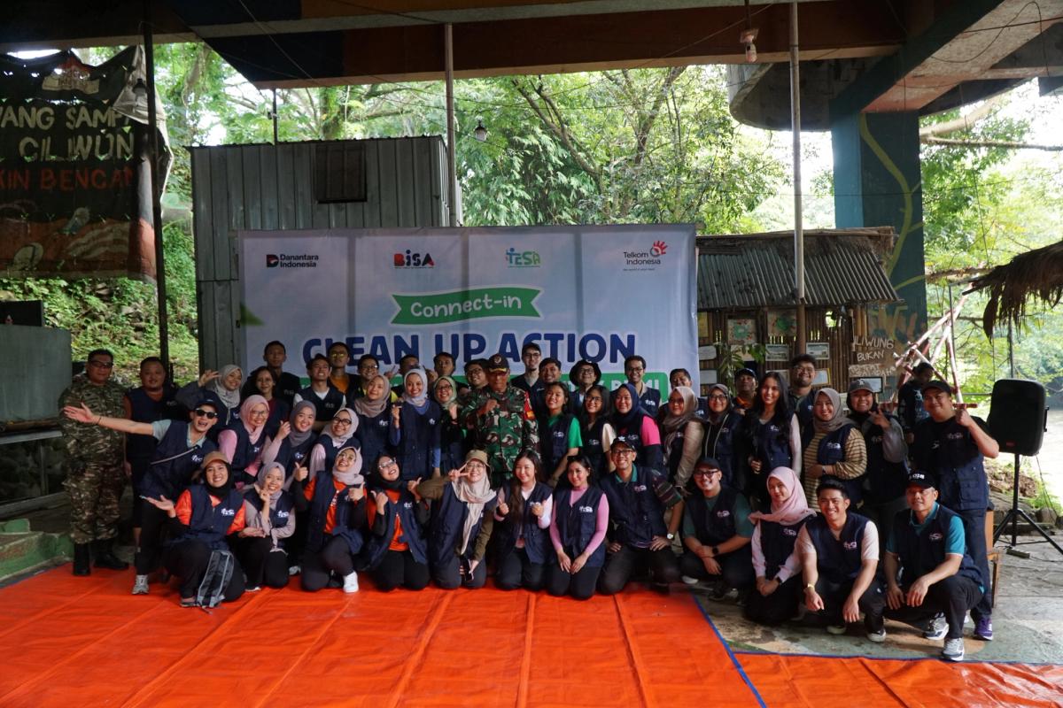 Telkom University Dukung Aksi Lingkungan melalui Connect-In Clean Up Action TelkomGroup