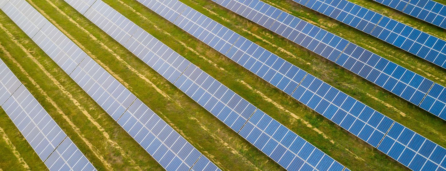 Field of solar panels. Learn how Avathon uses AI for soiling detection, restoring photovoltaic performance and extending asset life span.