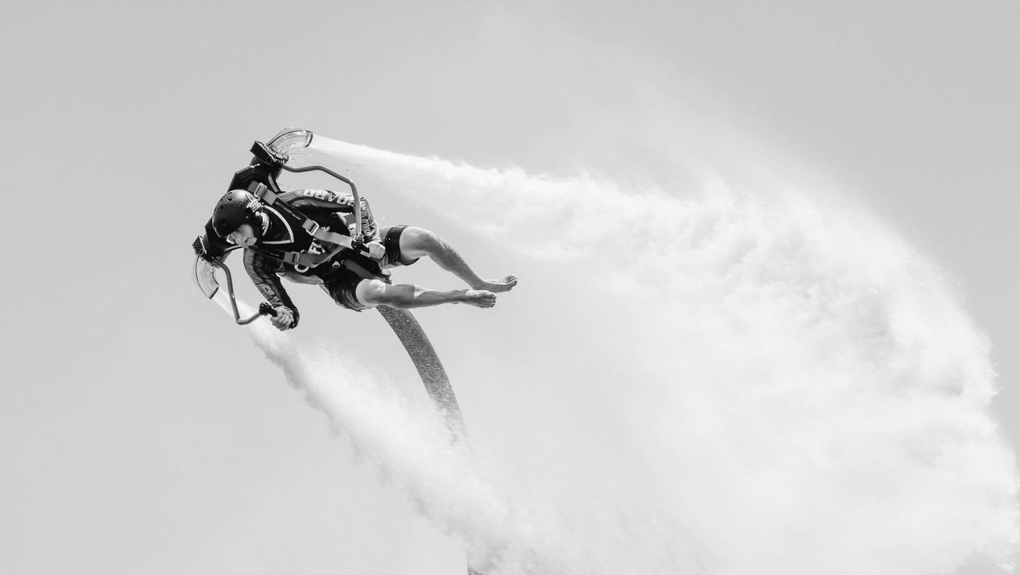 FlyBoard w locie nad wodą, fotografia produktowa Dominika Lewińskiego