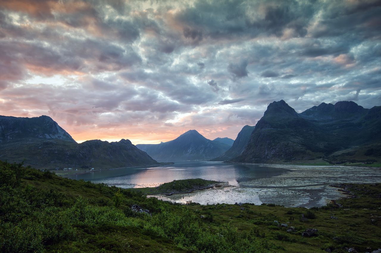 Bilde fra Norge med overskyet vær. Vann og fjell.