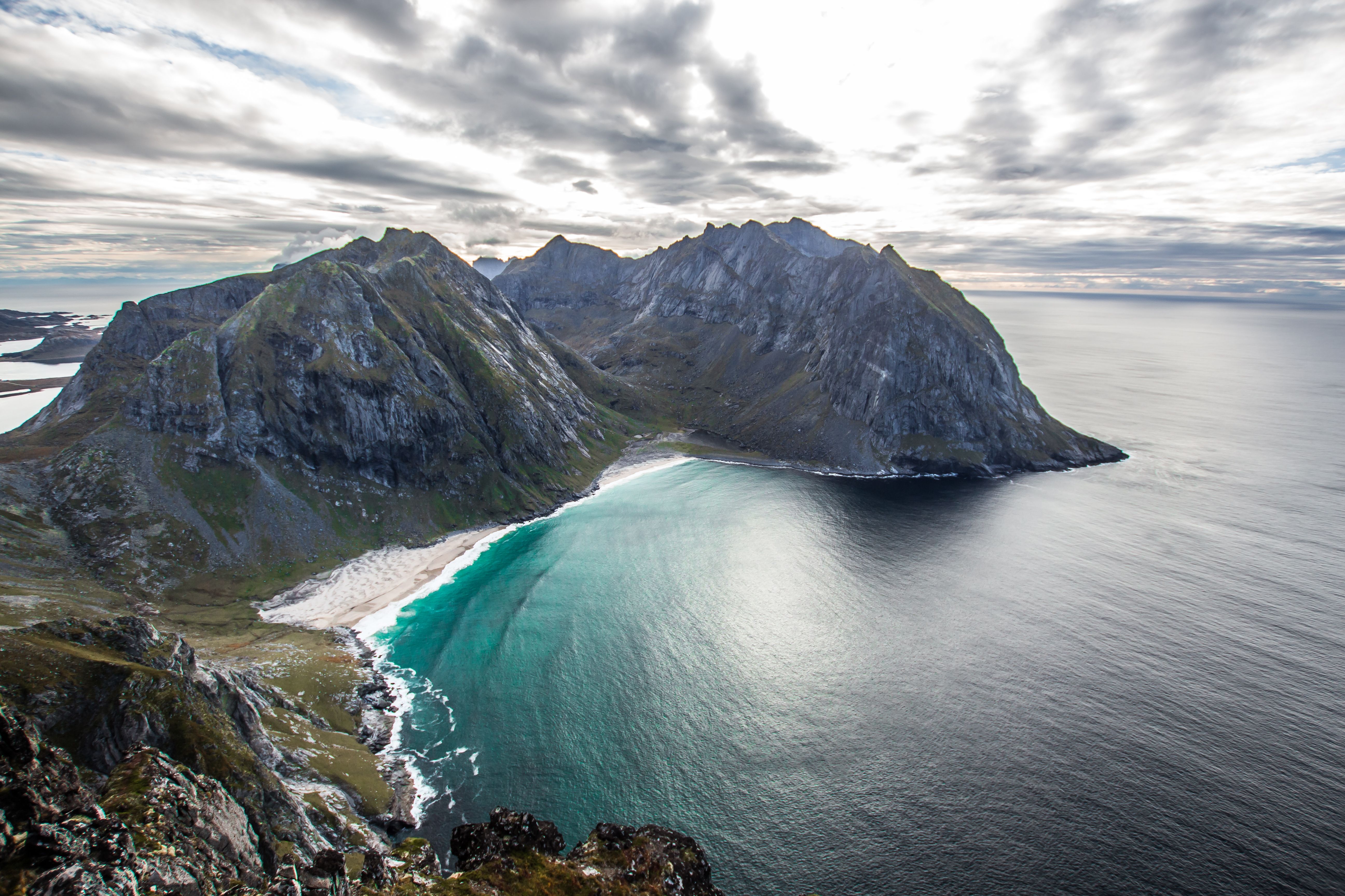 Bilde fra kysten i lofoten med strand og fjell