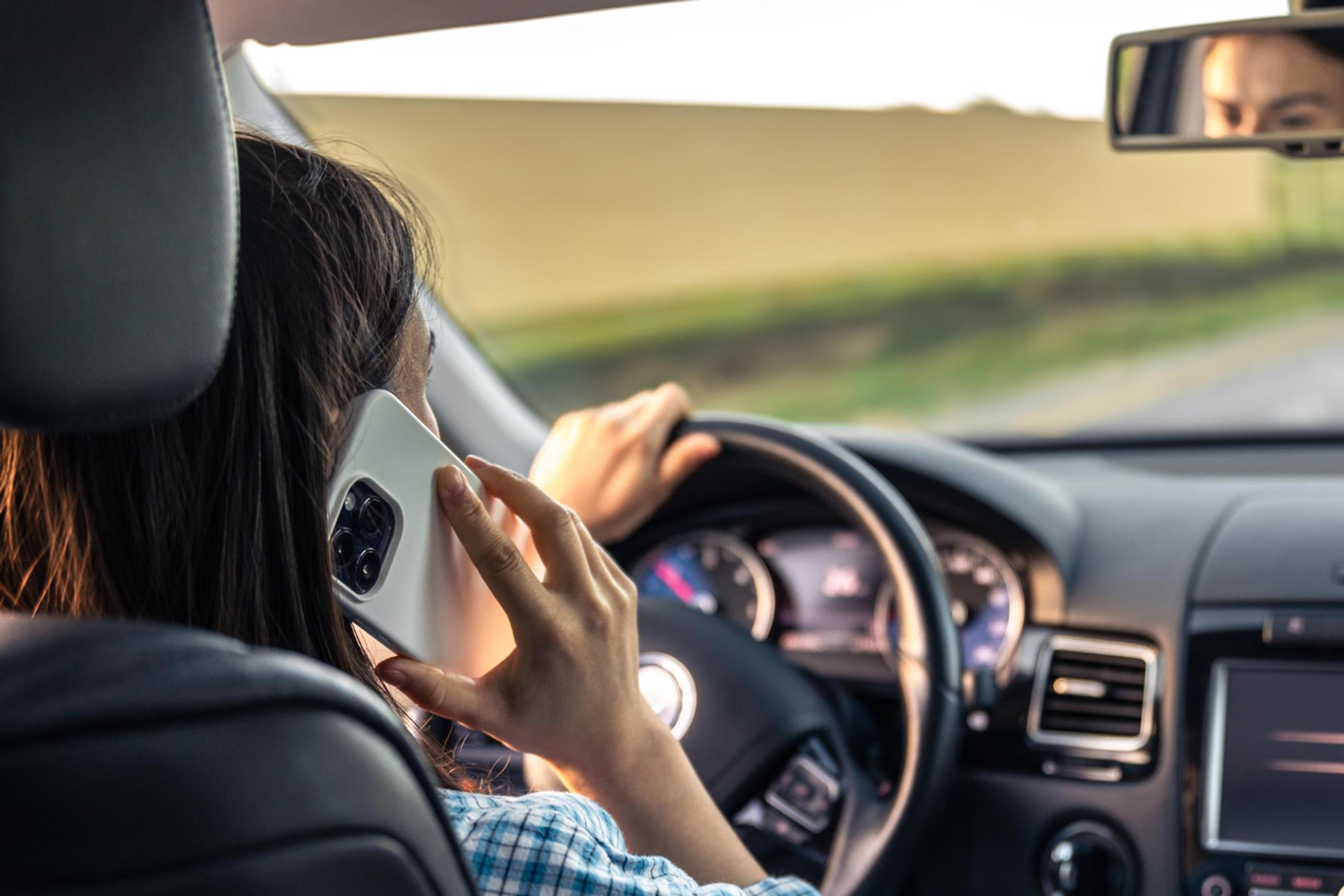 Bruk av mobil i bil: Regler for bruk av mobil under kjøring (2026)