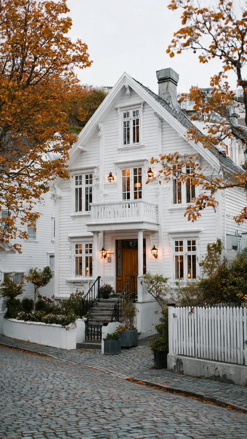 Enebolig hvit trehus med balkong og stein trapp