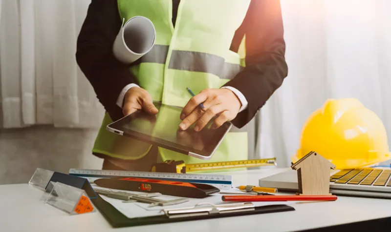 Arkitekt som benytter 3D view i Revit for å vise kunde i lillestrøm på byggeplassen