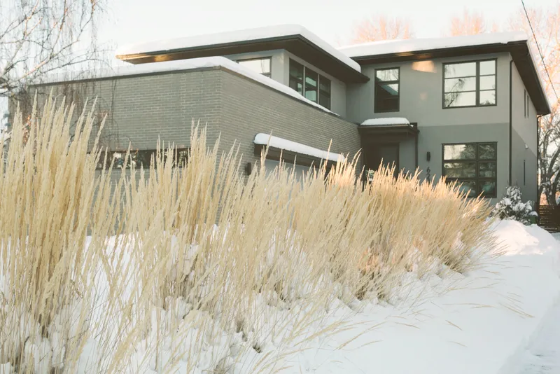 Tomannsbolig grønngrå farge på vintern med terrasse