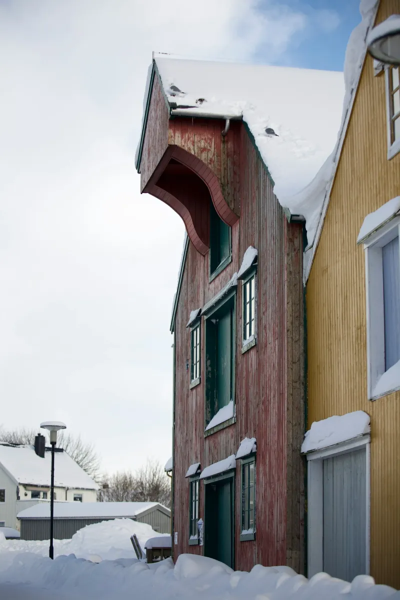 Gammelt vernet hus på vintern i norge