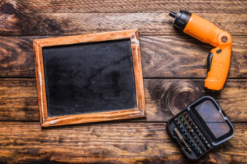 bord med liten skrive tavle kalkulator og annet utstyr