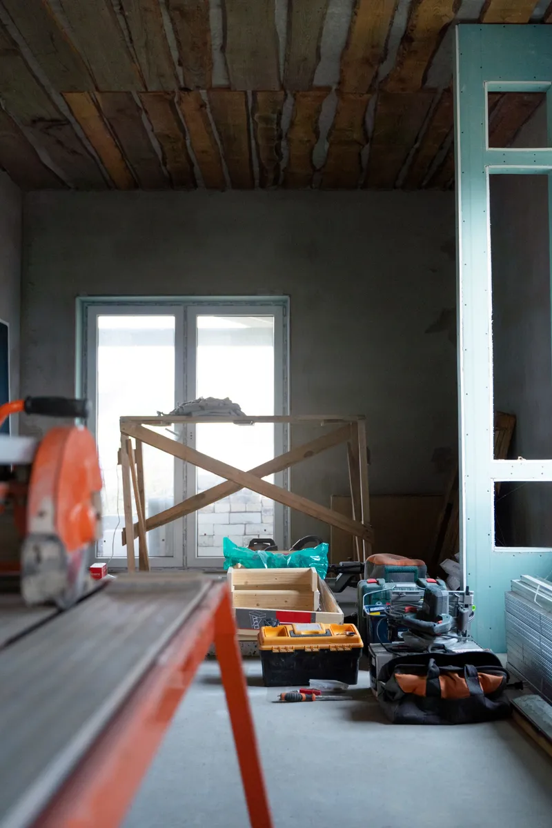 Bilde av gammelt kjøkken i gammelt hus med råte i taket