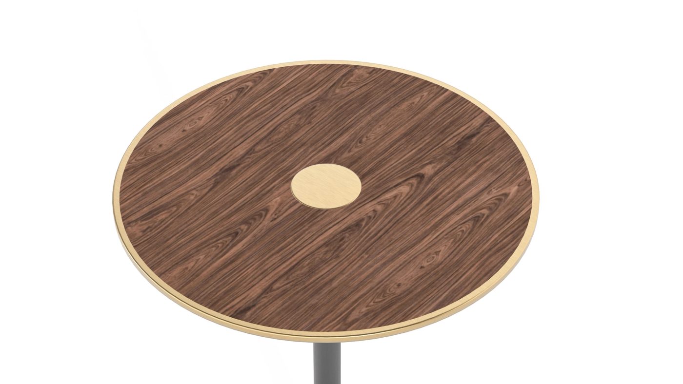 Detalhe do tampo da Mesa Café: o veio da madeira, o aro e o disco central em latão