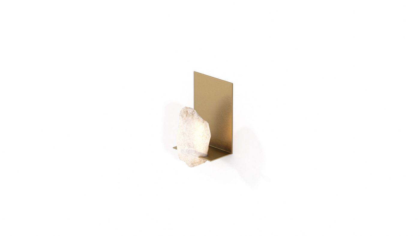 Arandela Pedra: chapa de latão em L com bloco de pedra bruta iluminado por dentro