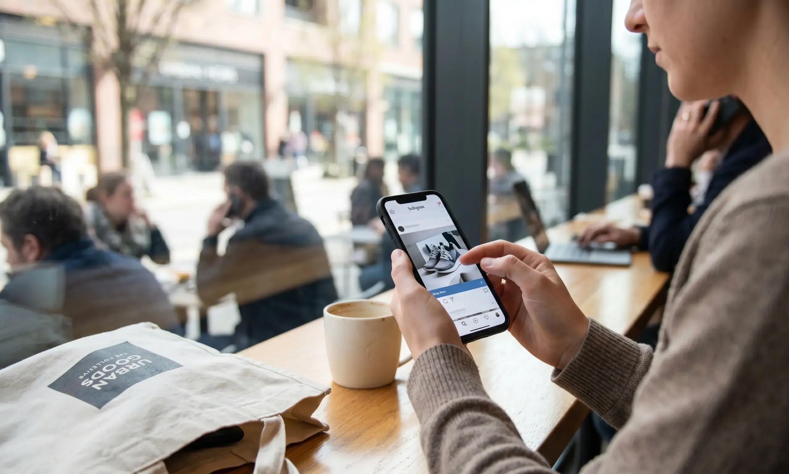 Media społecznościowe zamieniają się w platformy zakupowe – rewolucja na styku retail media i social commerce