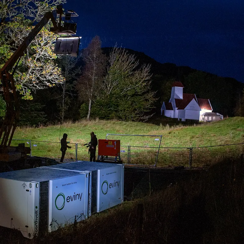 Batteri gi strøm til lyssetting når filmen Leave spiller inn scener i mørket