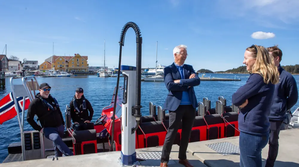 Fylkesordfører i Vestland, Jon Askeland ved siden av en hurtiglader for båter