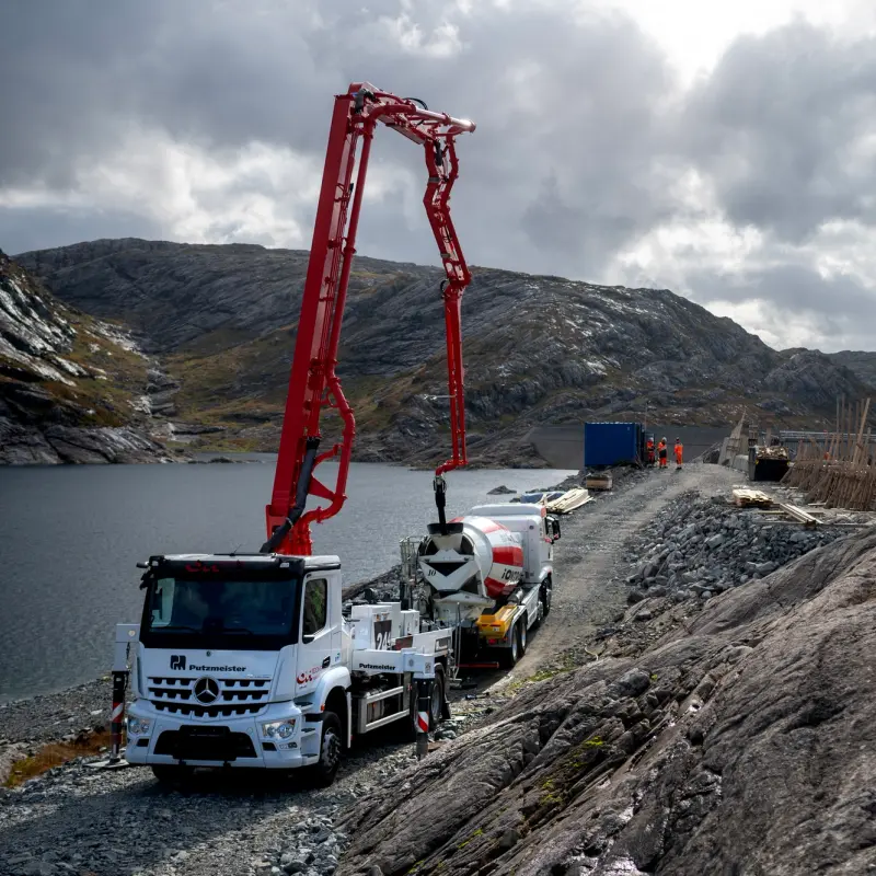 Anleggsarbeid ved en dam på fjellet