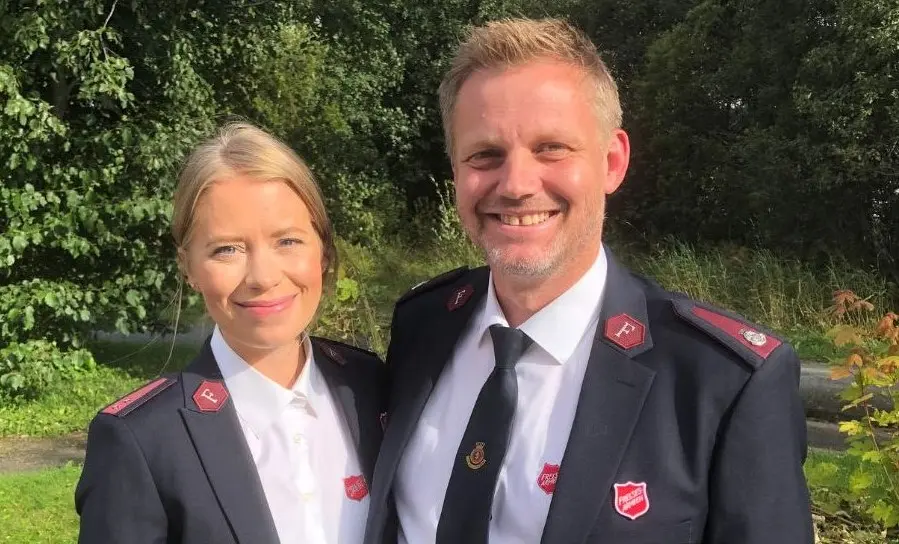 Bildet viser Signe Veshovda og Christian Eilertsen fra Frelsesarmeen Ålesund korps.