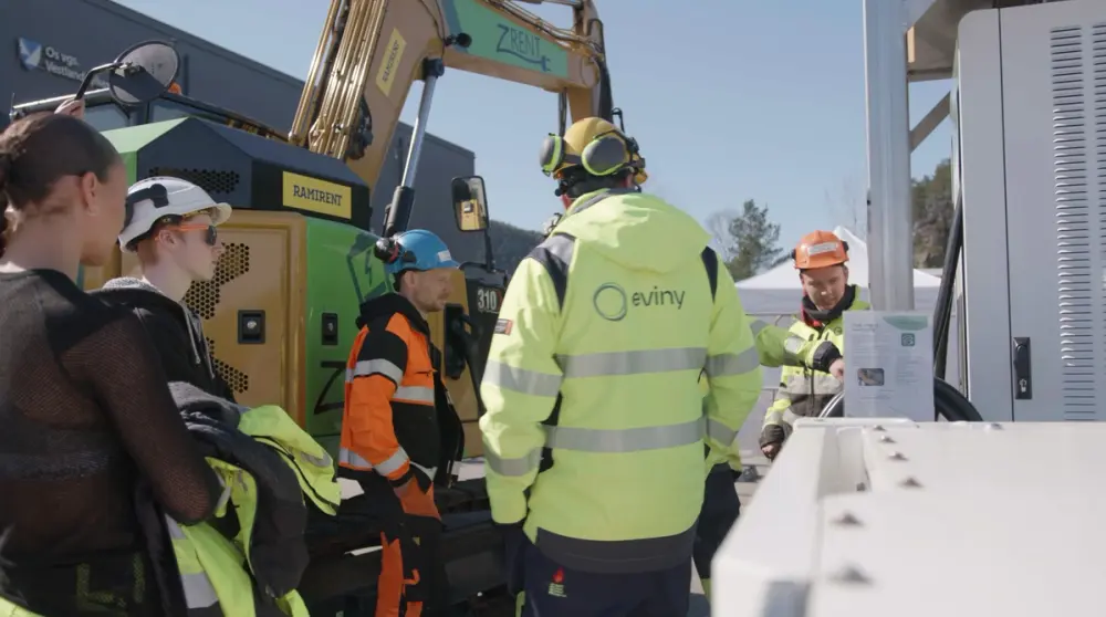 Elevene får demonstrert batterier og hurtigladere for utslippsfrie byggeplasser.