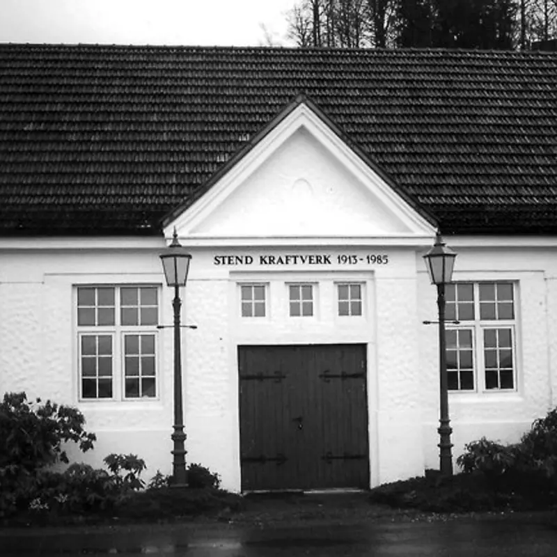 Stend kraftverk, en hvit bygning med sprossevinduer.