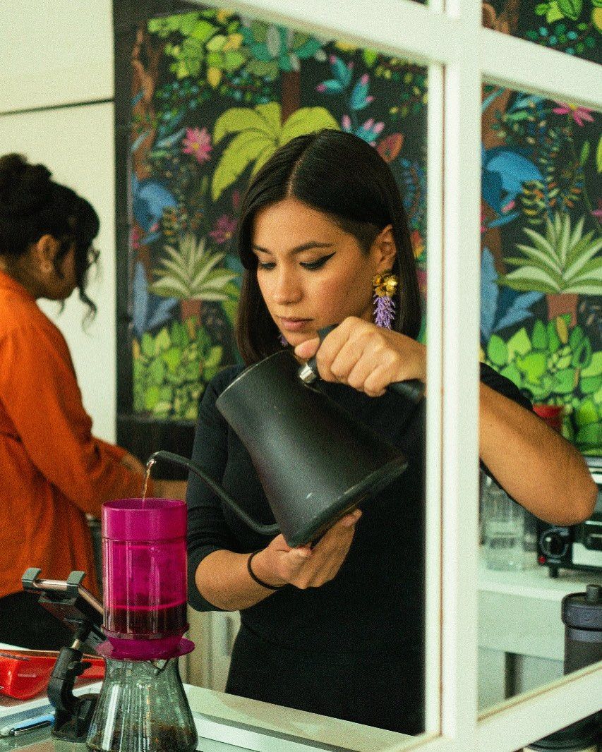 Viviana Gómez Rico preparando café en su taller