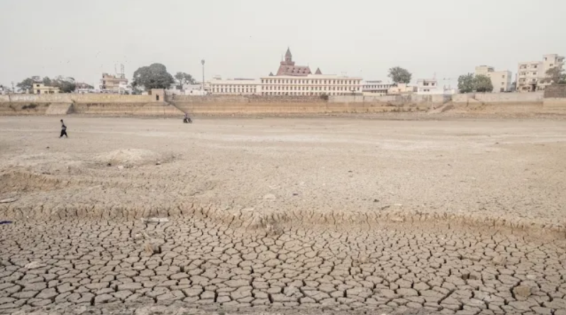 Photo of dried and cracked Hamirsar lake. 