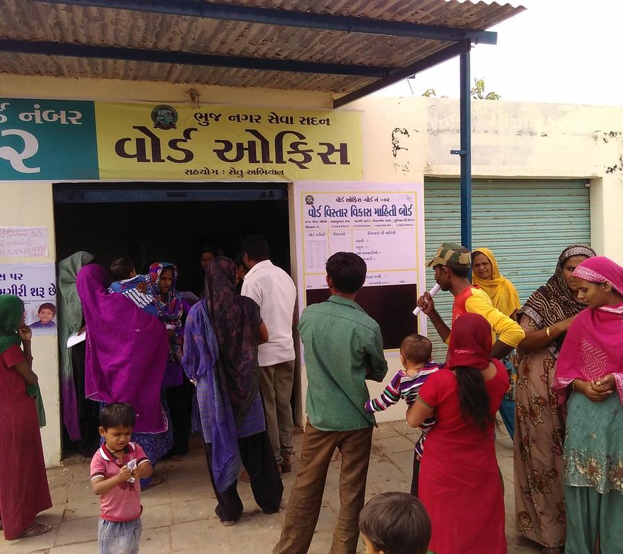 વોર્ડ ઓફિસ નંબર ૨ની બહાર સરકારી કામ માટે ભેગા થયેલા લોકો.