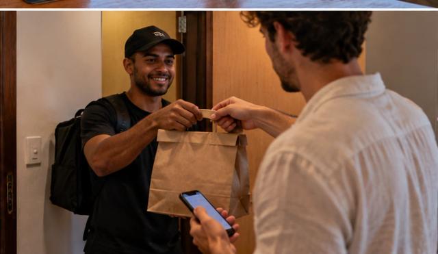 Essenslieferung an einer Wohnungstür in Brasilien mit Smartphone in der Hand