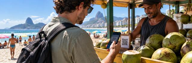 Tourist bezahlt an einem brasilianischen Strandstand per Pix-QR-Code