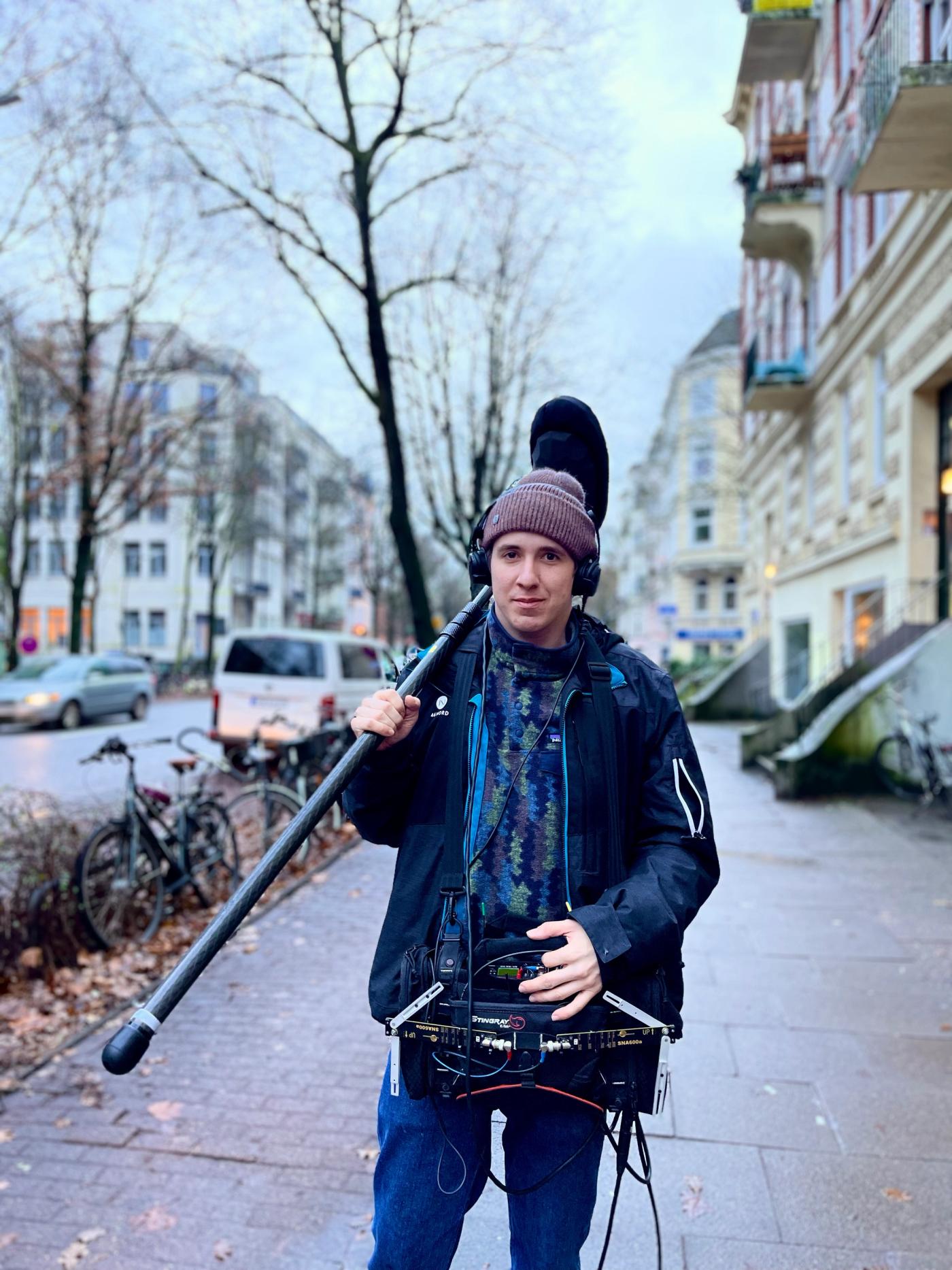 Maurizio Zulli in Hamburg vor dem Atelier von Felix Eckhart