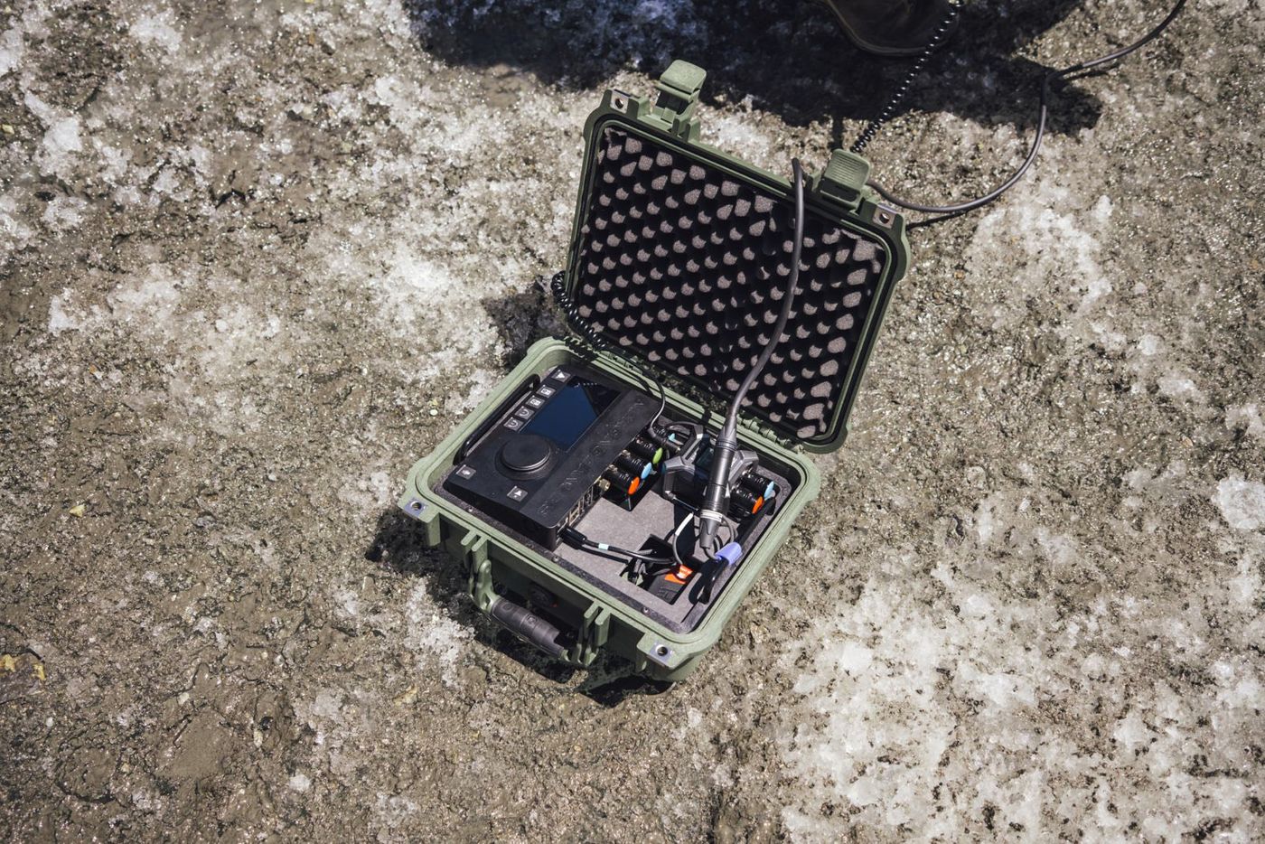 Nahaufnahme des mobilen Recording-Setups auf dem Gletscher