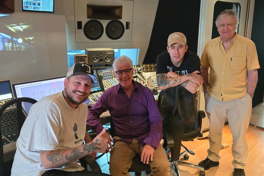 Maurizio Zulli mit Phil Meyer, Niki Reiser und René Zingg im Tonstudio