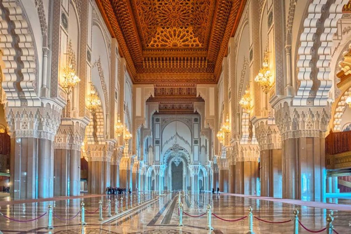 What is the Dress Code for Visiting Mosques?