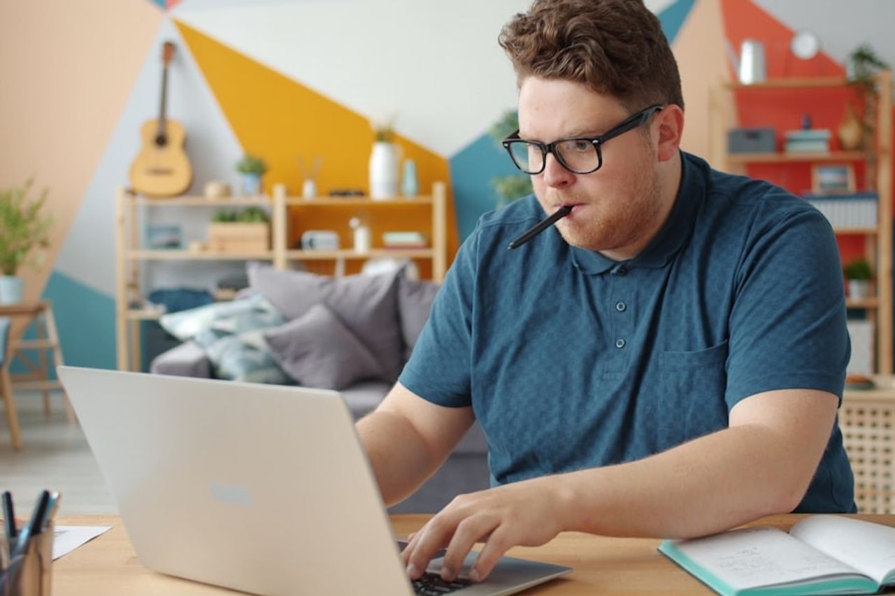 Formation à distance vs présentiel : l'e-learning est-il aussi efficace pour votre carrière ?