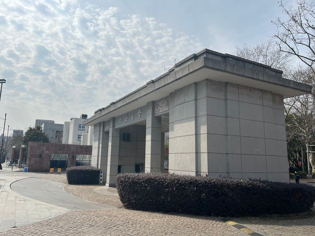 Immobilier : Le labyrinthe des lois, votre boussole pour des transactions sereines !