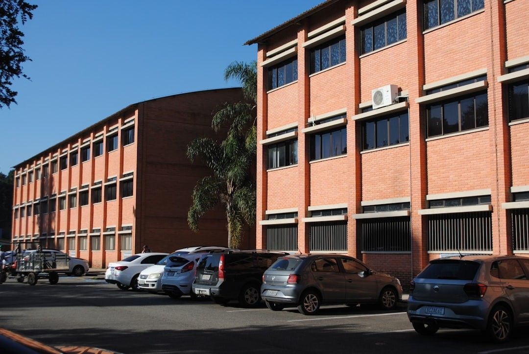 Votre GPS Pro : Maîtrisez l'Art des Données Spatiales avec PostgreSQL et SQL Server