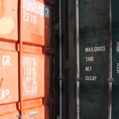 Incoterms 2020 : Votre Compas Infaillible dans l'Océan du Commerce International