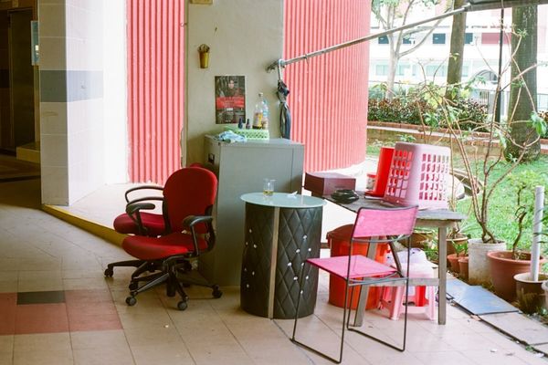 red and black office rolling chair
