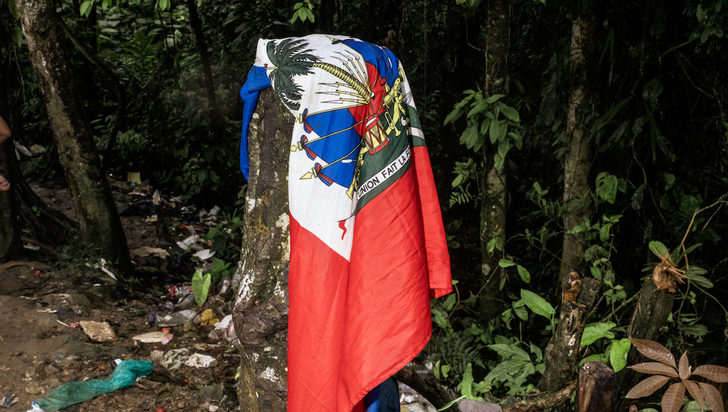 Foto de la bandera de Haiti abandonada en el Darién