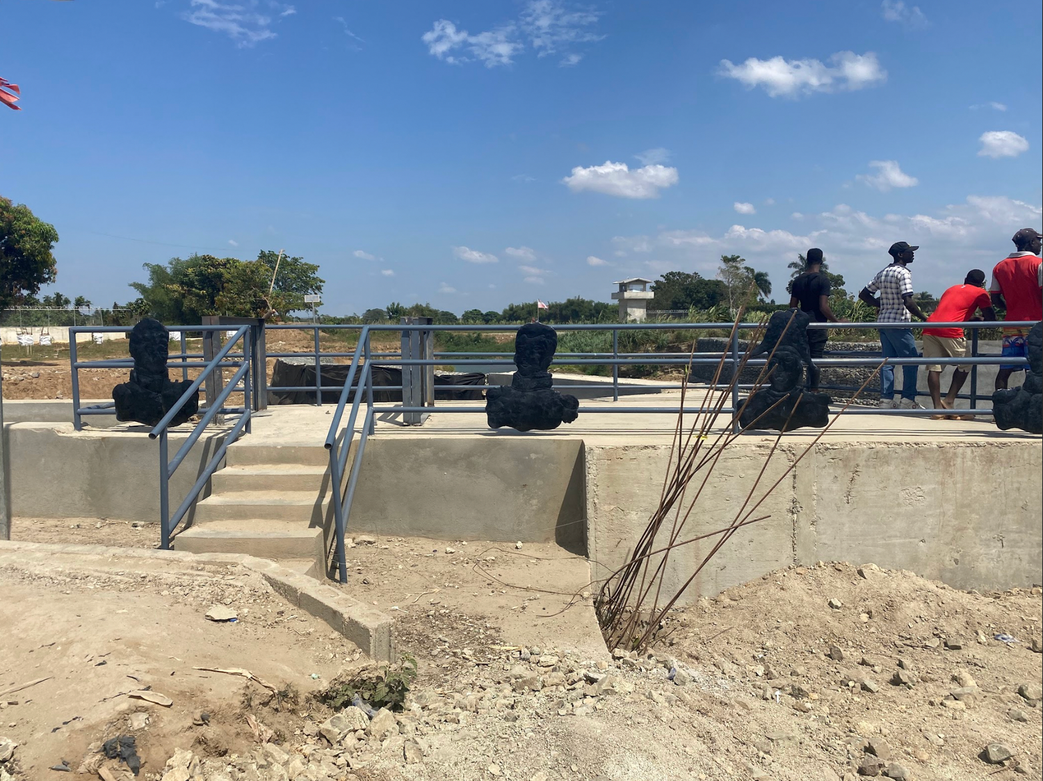 Bustos de diferentes próceres haitianos en el canal. La obra representa un símbolo de orgullo en medio de la crisis de violencia e ingobernabilidad. 