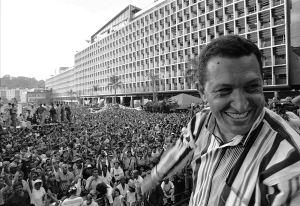 Hugo Chávez habla ante el pueblo reunido en la Plaza Caracas en febrero de 1998. Foto: Jorge Santo.