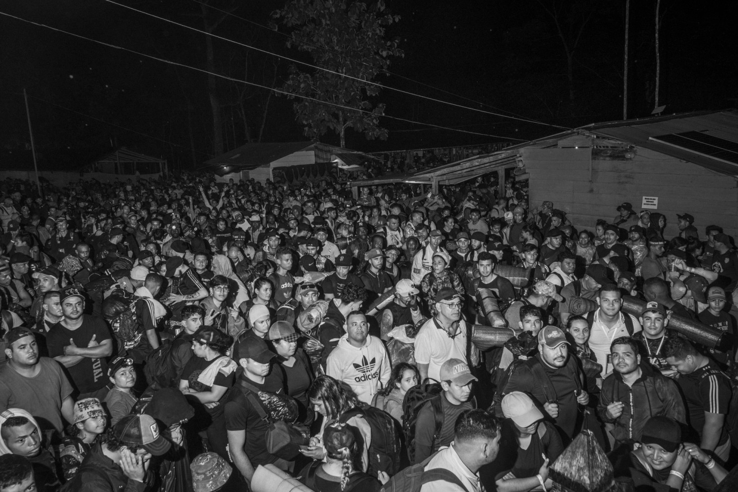 ACANDÍ, COLOMBIA, 23 de abril de 2024_ Más de 2,000 migrantes de Venezuela, Colombia, Ecuador y Haití se reunieron temprano en la mañana en el campamento Las Tecas, listos para emprender un viaje a través de la selva del Darién. 