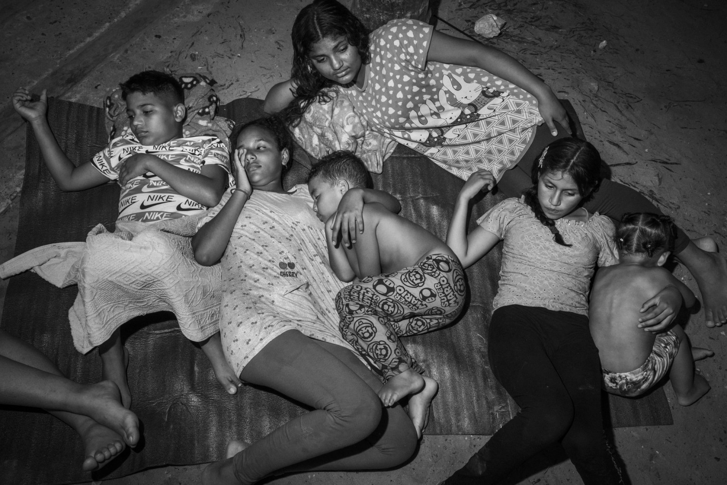 NECOCLÍ, COLOMBIA, 14 de abril de 2024_ Una familia de migrantes venezolanos acampando en la playa de Necoclí, Colombia, esperando fondos para viajar en barco a Acandí e iniciar el cruce del Darién.