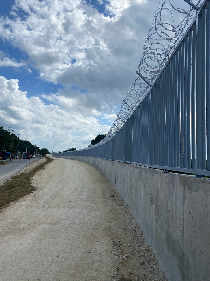 El muro fronterizo construido por el gobierno dominicano