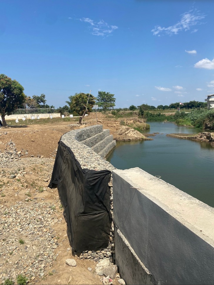 Vistas de las obras de construcción del canal para desviar agua del río Masacre