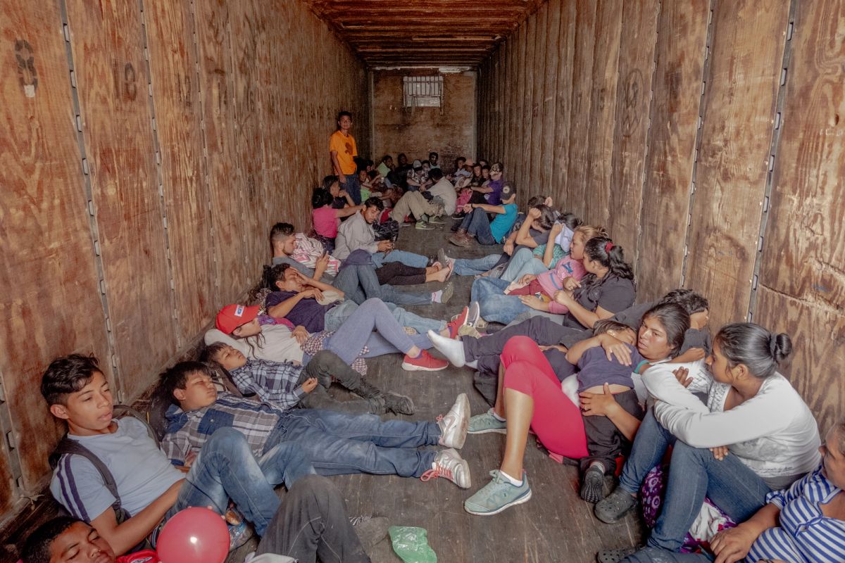 Fotógrafo salvadoreño radicado en la Ciudad de México, Fred Ramos se convirtió en fotoperiodista en 2012, impulsado por su deseo de documentar la violencia, el abandono social y la migración que lo rodeaban. Aquí presentamos una selección de su trabajo sobre migración.