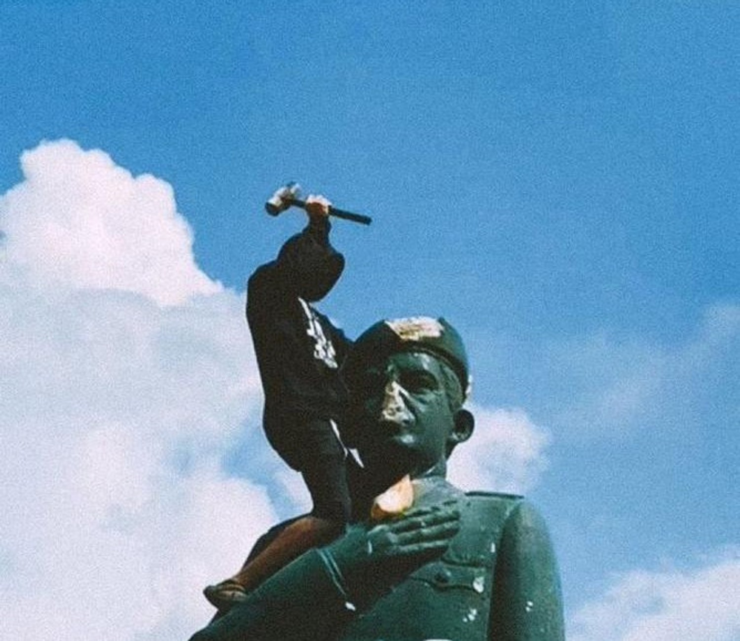 La estatua de Chávez, situada en una plaza de la avenida Shema Saher en Coro, Estado Falcón, fue derribada por manifestantes el 29 de julio.