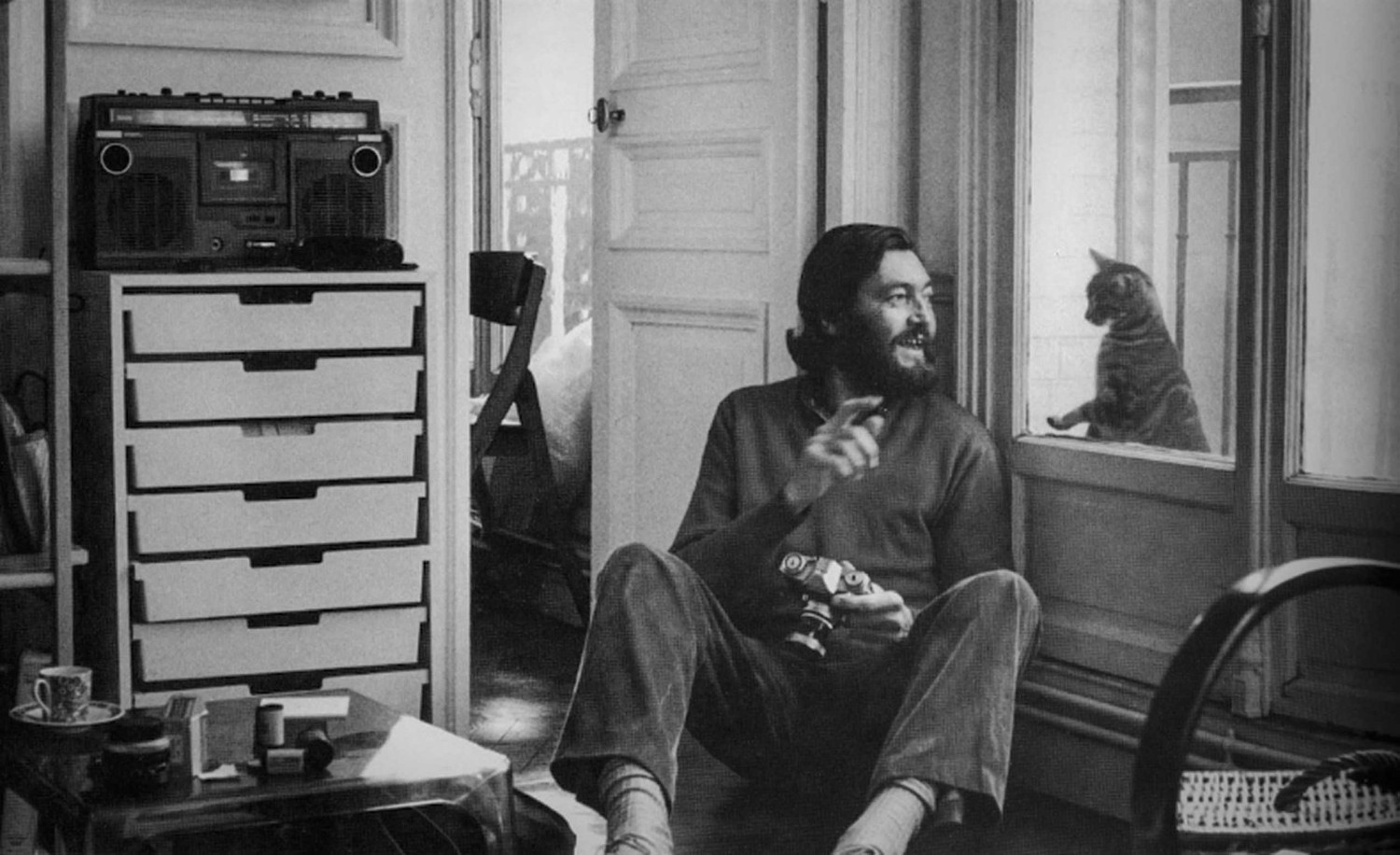 Cortázar con un gato.