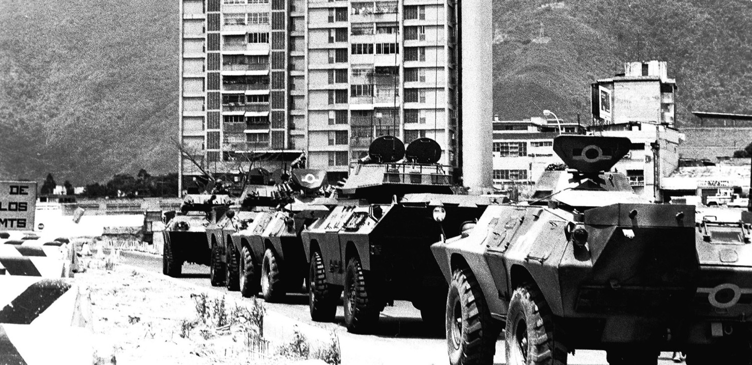 Tanquetas del Ejercito Venezolano entrando a Caracas, Venezuela, 27 de febrero de 1989. Foto: Tom Grillo.