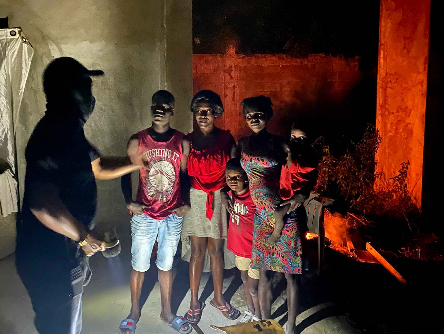 Una familia de haitianos es sorprendida por miembros de Los Trinitarios mientras cocinaban sus alimentos en una fogata.