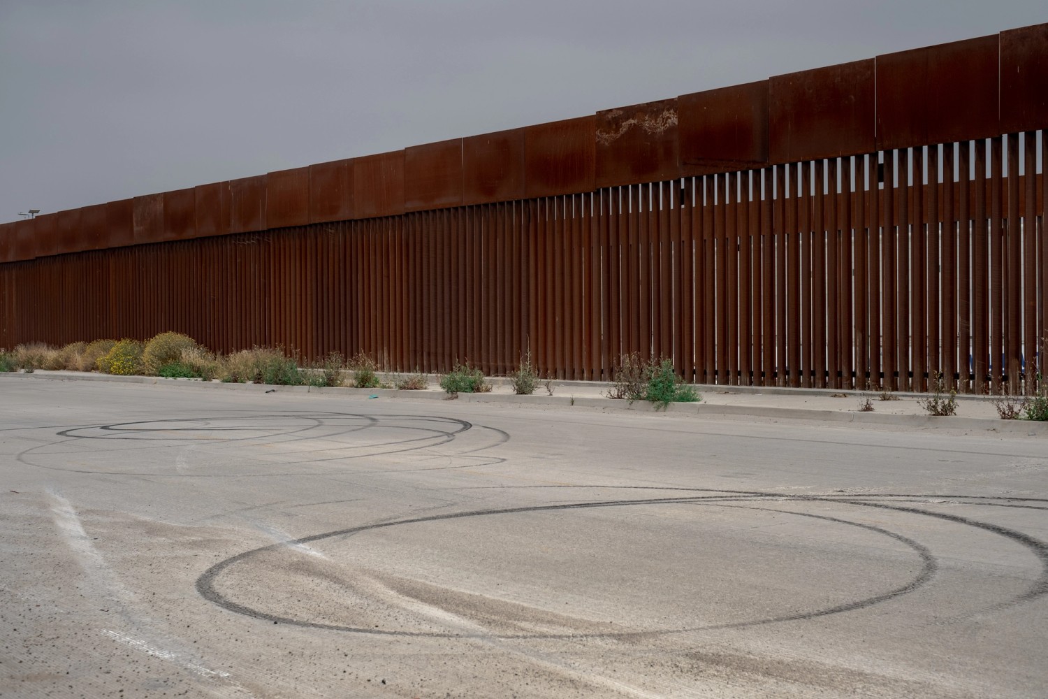 Muro fronterizo entre Estados Unidos y México, en la ciudad de Tijuana, Baja California, en mayo de 2020. La frontera entre Estados Unidos y México es la más peligrosa del mundo, según la ONU, pero también la más transitada. 